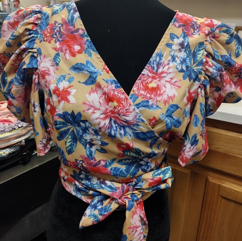 A peach Flora Puff Sleeve Crop Wrap Top/ Size Large/ New with Tags!